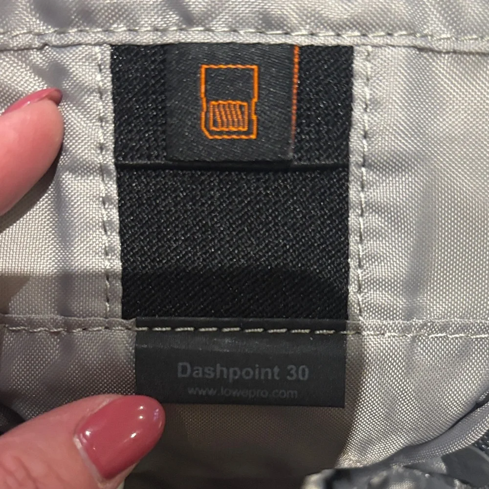Lowepro Dashpoint 30 Compact Camera Pouch with Adjustable Strap - Picture 3 of 5